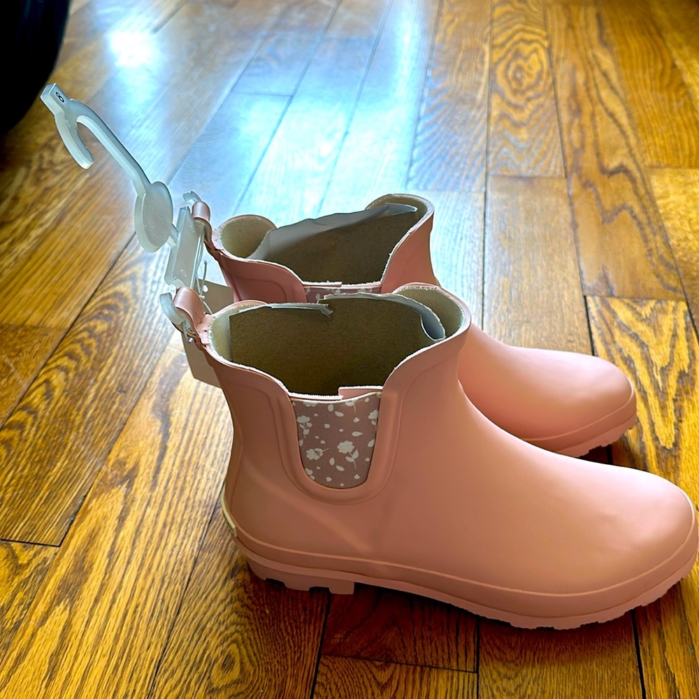 Laura Ashely pink rain boots. Size 8. Never worn with tags